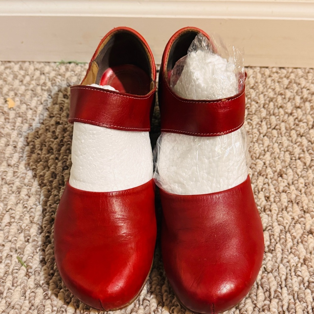 Bright Red L’Artiste Leather Sassy Comfortable Mary Jane Style Shoes! - Picture 4 of 16